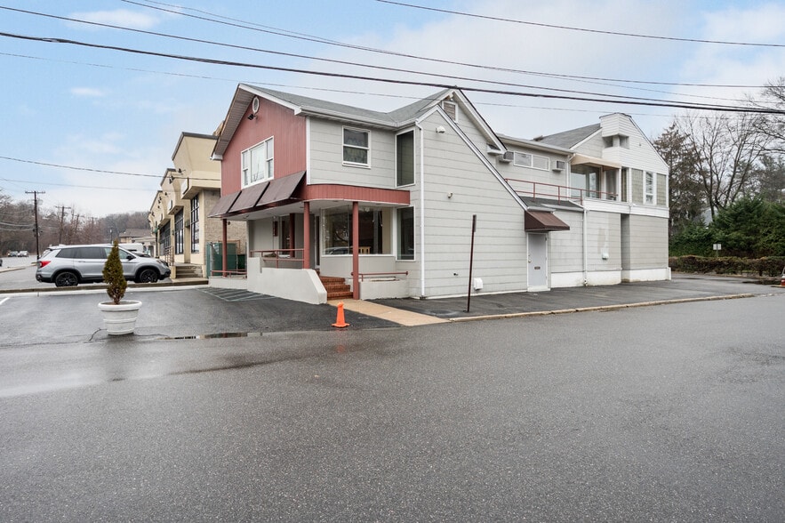 More Photos Of 62 Glen Cove Rd, Roslyn Heights Storefront Retail Office For Lease