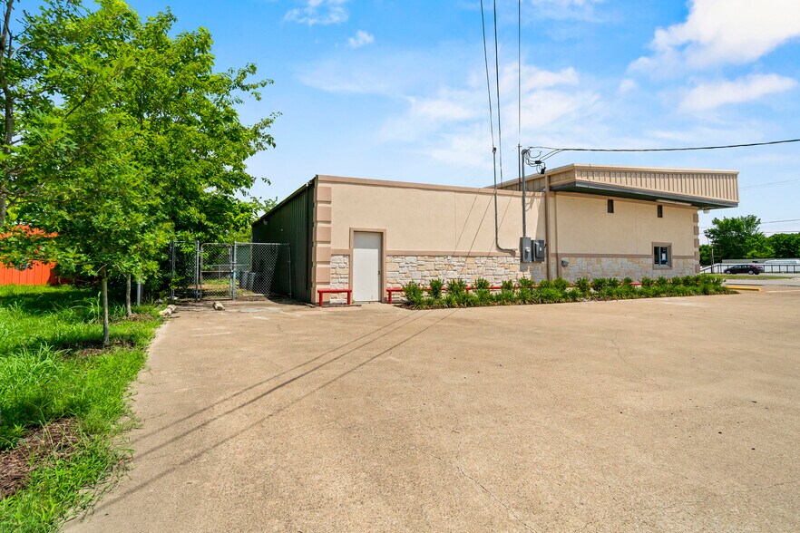 More Photos Of 815 E Moore Ave, Terrell Storefront Retail Office For Sale