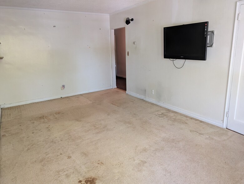 More Photos Of 207-11 Hillside Ave, Jamaica Storefront Retail Residential For Sale