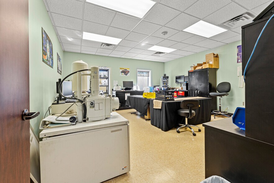 More Photos Of 1271 Rayford Bnd, Spring Light Manufacturing For Sale