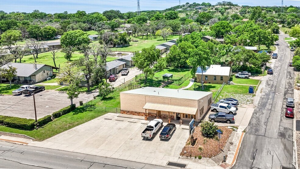 More Photos Of 1516 Sidney Baker St, Kerrville Veterinarian Kennel For Sale