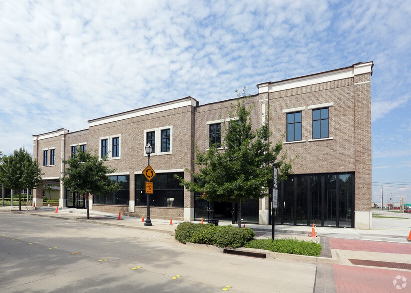 More Photos Of 409 N Oak St, Roanoke Storefront Retail Office For Lease