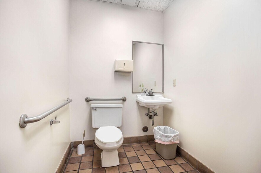 More Photos Of 2007 E Apple Ave, Muskegon Medical For Sale