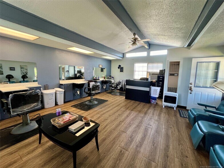 More Photos Of 1401 S McQuarrie Ave, Wagoner Storefront Retail Office For Sale