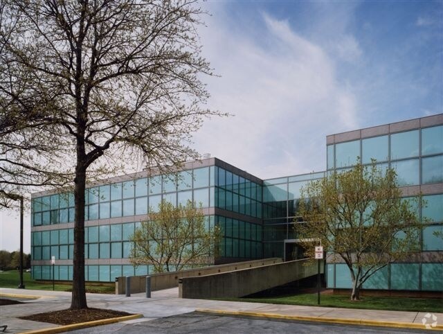 More Photos Of 6555 Rock Spring Dr, Bethesda Office For Lease