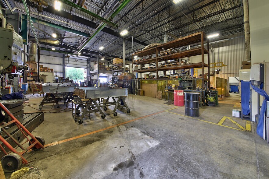 More Photos Of 130 Rue de l'Isère, Candiac Warehouse For Sale