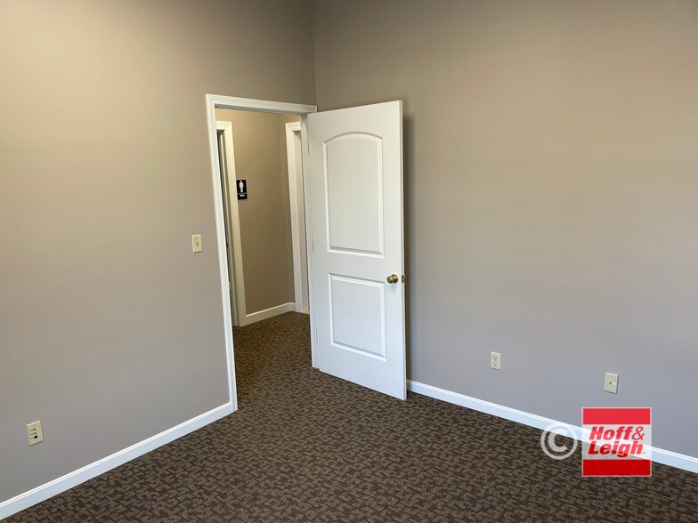 More Photos Of 10 Northwest Ave, Tallmadge Office For Sale