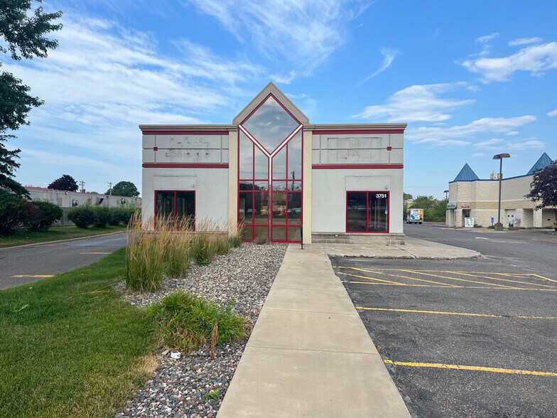Primary Photo Of 3751 N Lexington Ave, Arden Hills Fast Food For Sale