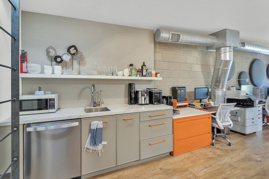 More Photos Of 2487 Kettner Blvd, San Diego Office For Sale