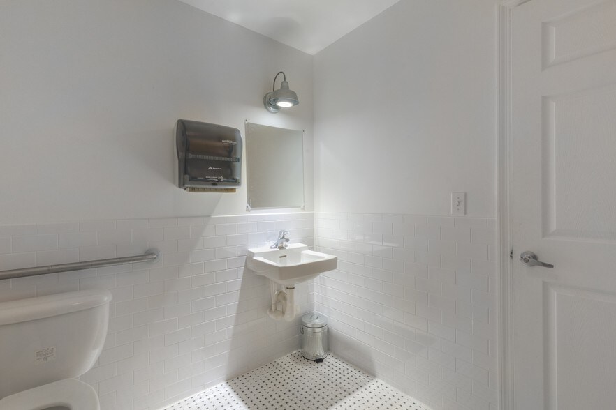 More Photos Of 1220 Biscayne Blvd, Deland Warehouse For Lease