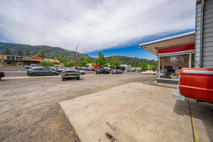 More Photos Of 75 Lithia Way, Ashland Service Station For Sale