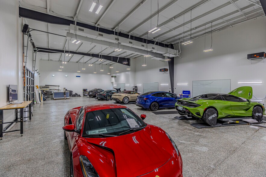More Photos Of 3550 Westview Dr, Naples Showroom For Sale