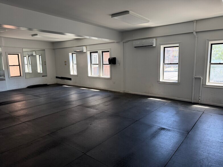 More Photos Of 14240 Roosevelt Ave, Flushing Restaurant For Lease