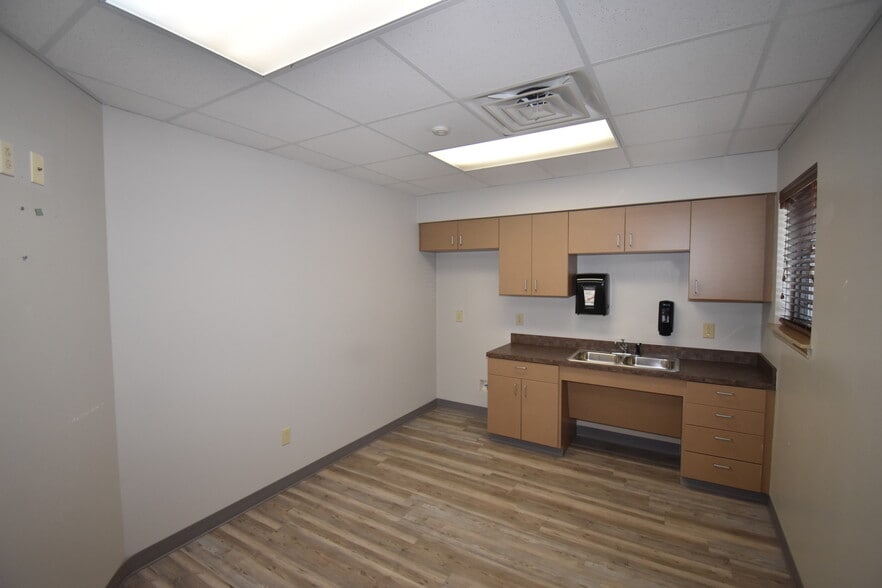 More Photos Of 2401 W Oak St, Denton Medical For Lease