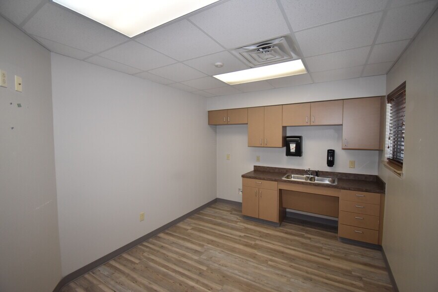 More Photos Of 2401 W Oak St, Denton Medical For Sale