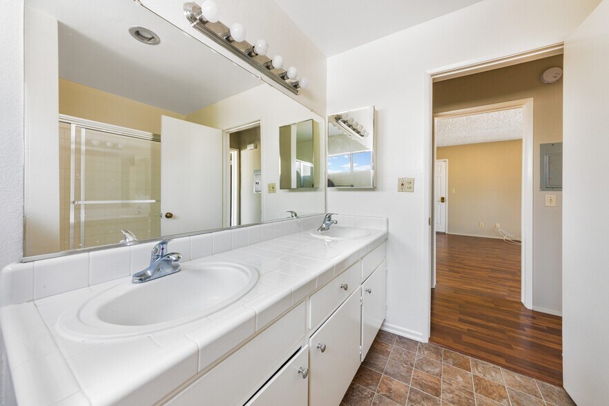 More Photos Of 13951 Moorpark St, Sherman Oaks Apartments For Sale