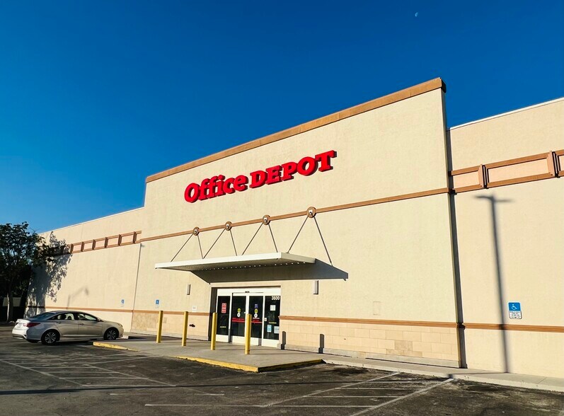 More Photos Of 3600 Le Jeune Rd, Miami Freestanding For Lease
