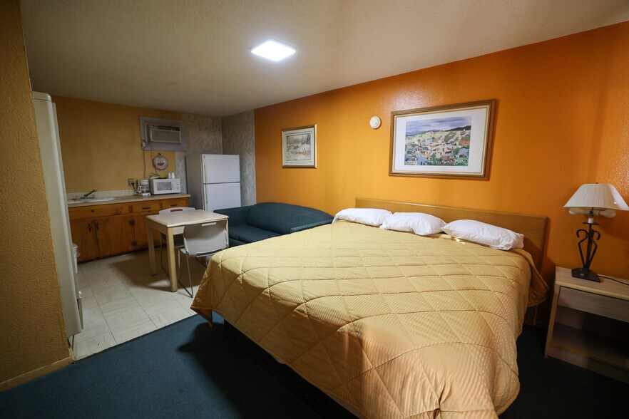 More Photos Of 205 E Broadway St, Fritch Hotel For Sale