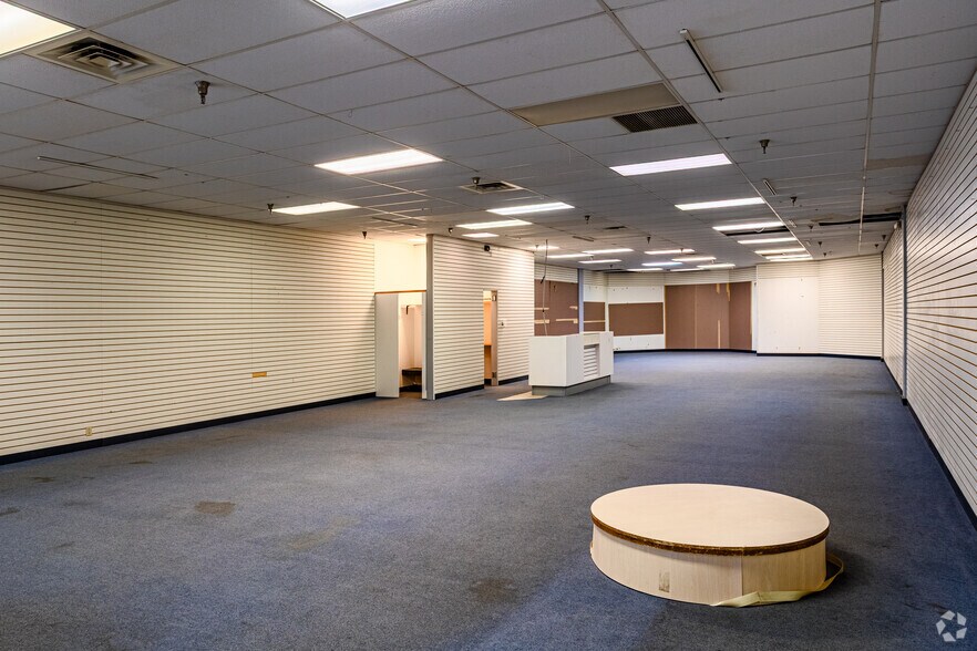 More Photos Of 2917 N Vermilion st, Danville General Retail For Sale