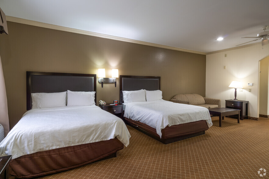 More Photos Of 908 W G St, La Porte Hotel For Sale