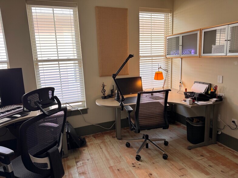 More Photos Of 14 Palmetto Way, Bluffton Office For Sale