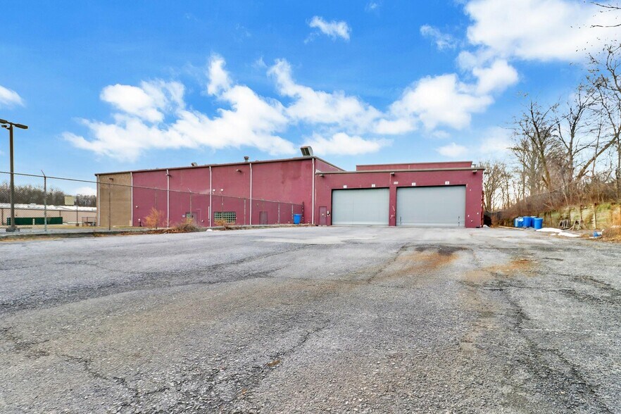 More Photos Of 40 Commercial Ave, Middletown Warehouse For Lease