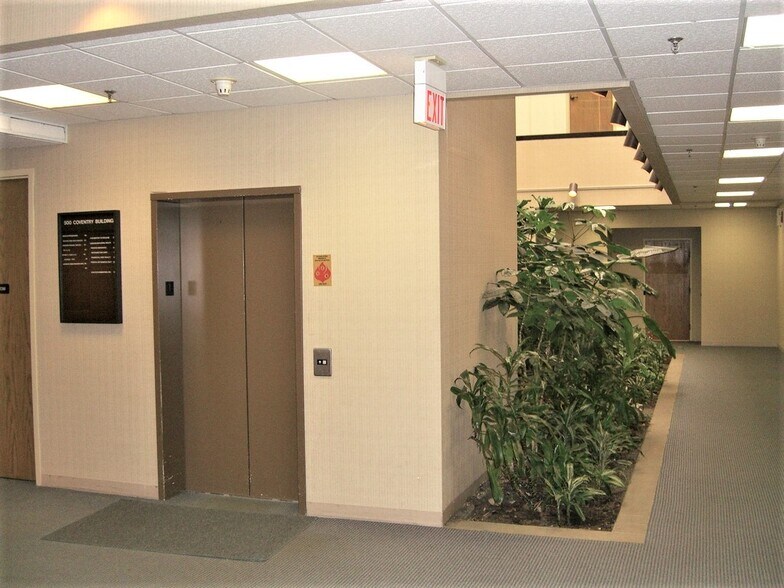 More Photos Of 500 Coventry Ln, Crystal Lake Office For Lease