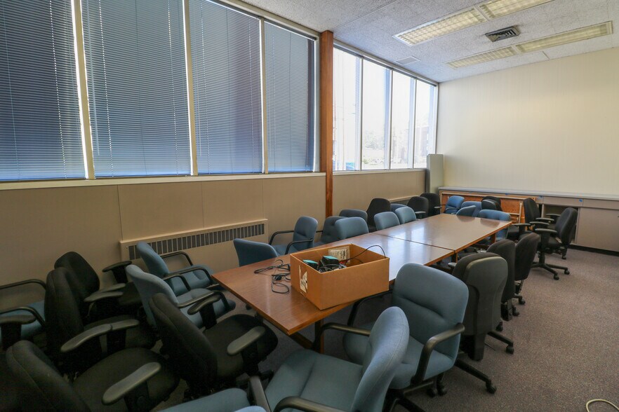 More Photos Of 619 SE Main St, Roseburg Bank For Sale