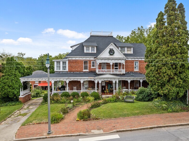 More Photos Of 123 S Main St, Waynesville Office For Sale