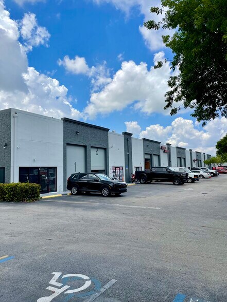 More Photos Of 3140 W 84th St, Hialeah Warehouse For Lease