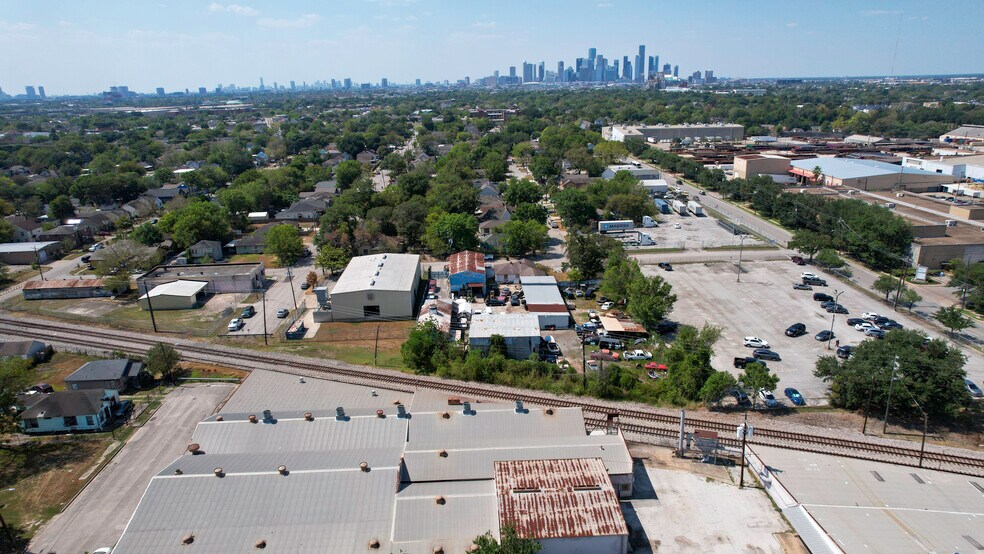 More Photos Of 1303 Lansing St, Houston Service For Sale