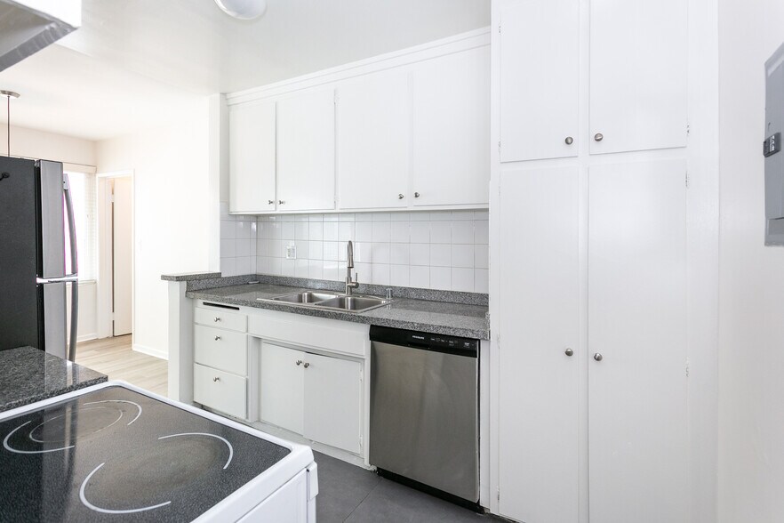 More Photos Of 1010 S Bedford St, Los Angeles Apartments For Sale