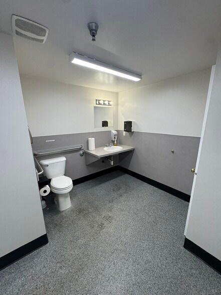 More Photos Of 3077 20th St E, Fife Warehouse For Lease