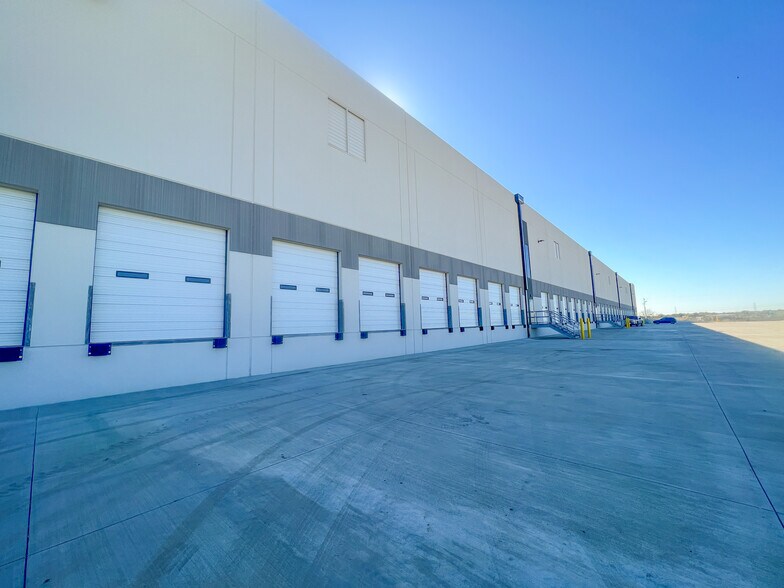 More Photos Of 11708 McAngus Rd, Del Valle Warehouse For Lease