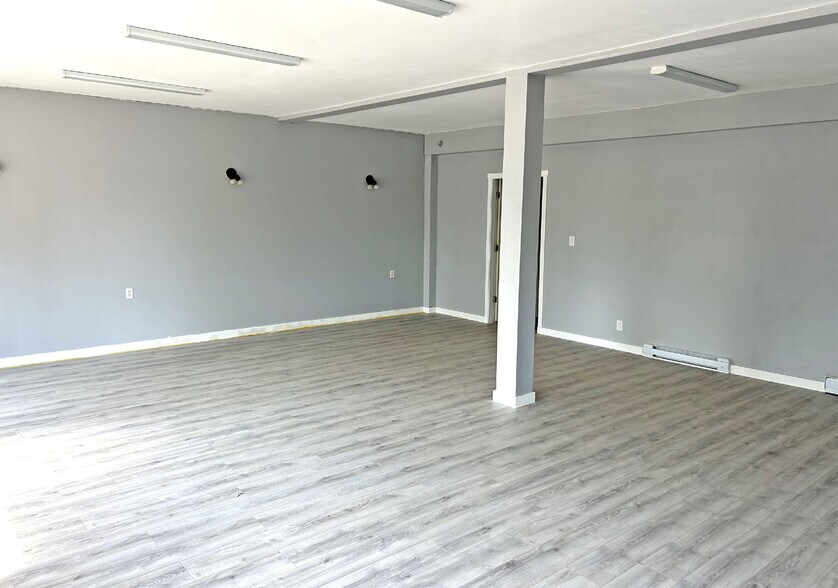 More Photos Of 19257 Enterprise Way, Surrey Light Distribution For Sale