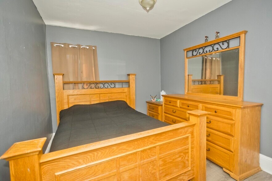 More Photos Of 95 School St, Chicopee Apartments For Sale