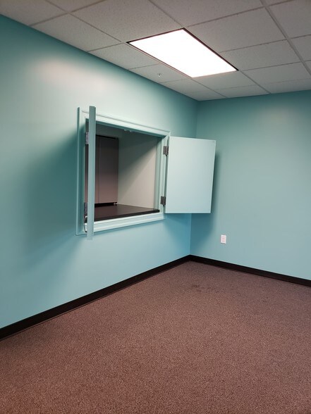 More Photos Of 300 Kenton Dr, Charleston Office For Lease