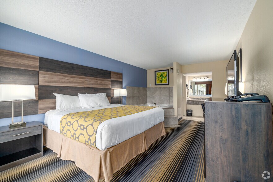 More Photos Of 710 Market St, Cheraw Hotel For Sale