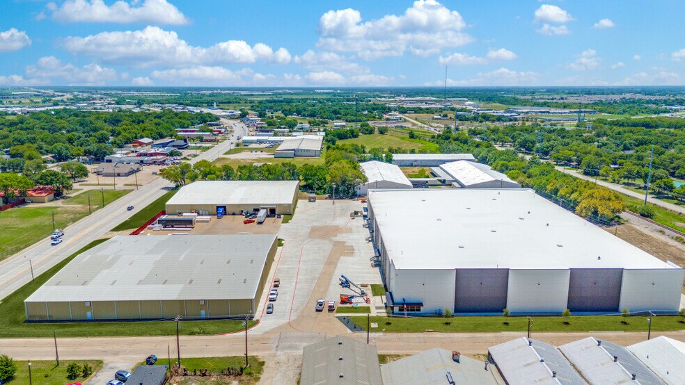 More Photos Of 111 E Lampasas St, Ennis Warehouse For Lease