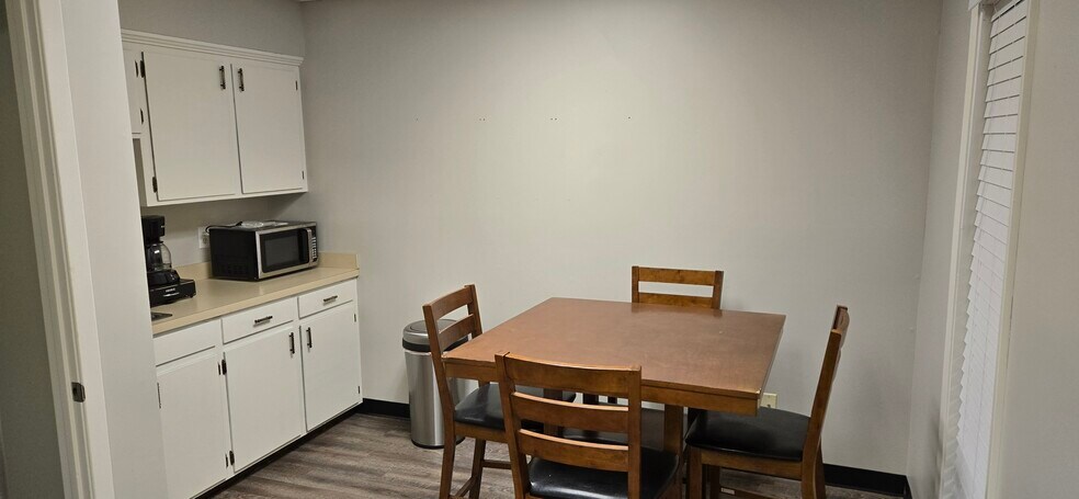 More Photos Of 6424 Lakeover Rd, Jackson Office For Lease