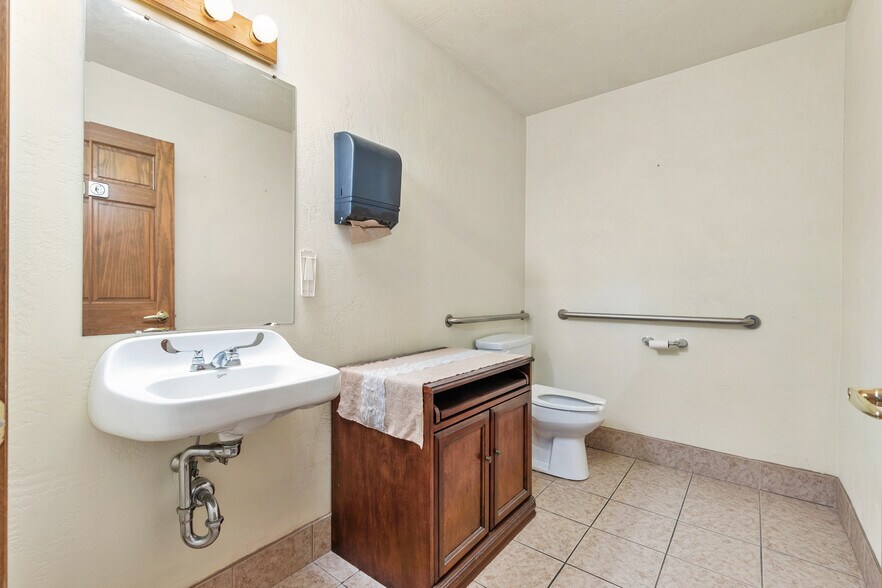 More Photos Of 111 W North Water St, New London Office For Lease