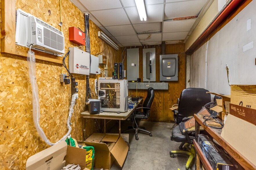 More Photos Of 520 Lovers Lane Rd, Calhoun Warehouse For Sale