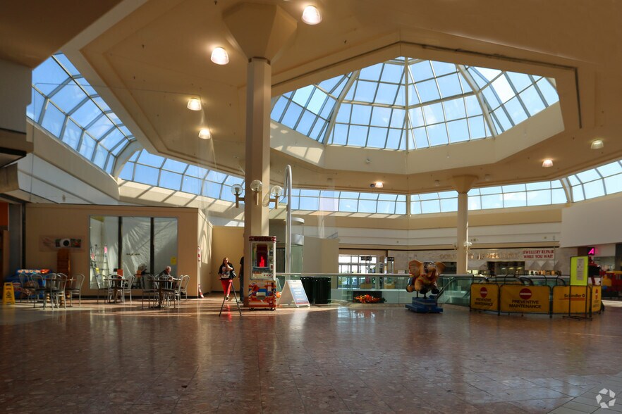 More Photos Of 400 Bayfield St, Barrie Storefront For Lease