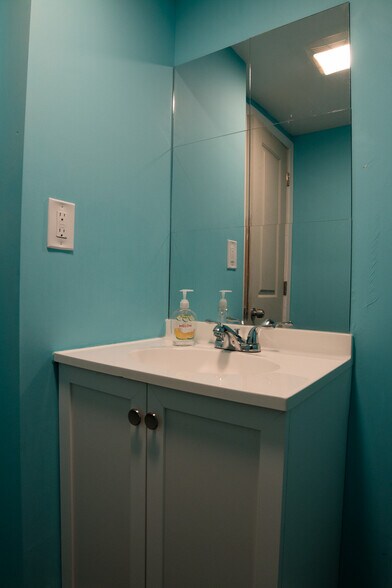 More Photos Of 33 S 3rd St, Philadelphia Storefront Retail Office For Lease