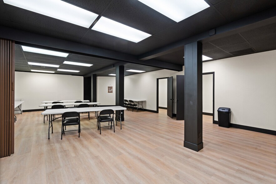 More Photos Of 237 SE G St, Grants Pass Storefront Retail Office For Sale