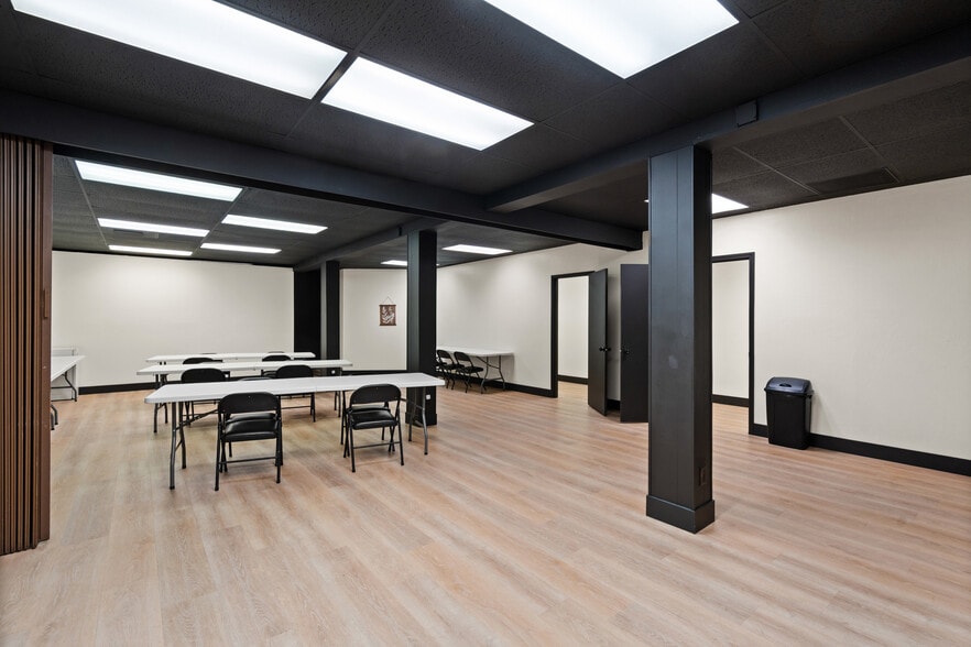 More Photos Of 237 SE G St, Grants Pass Storefront Retail Office For Sale