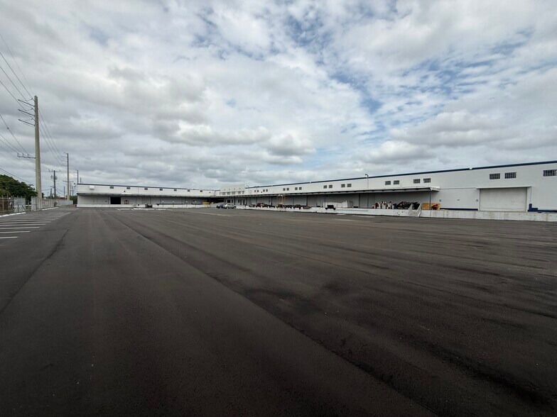 More Photos Of 3455 NW 54th St, Miami Warehouse For Lease