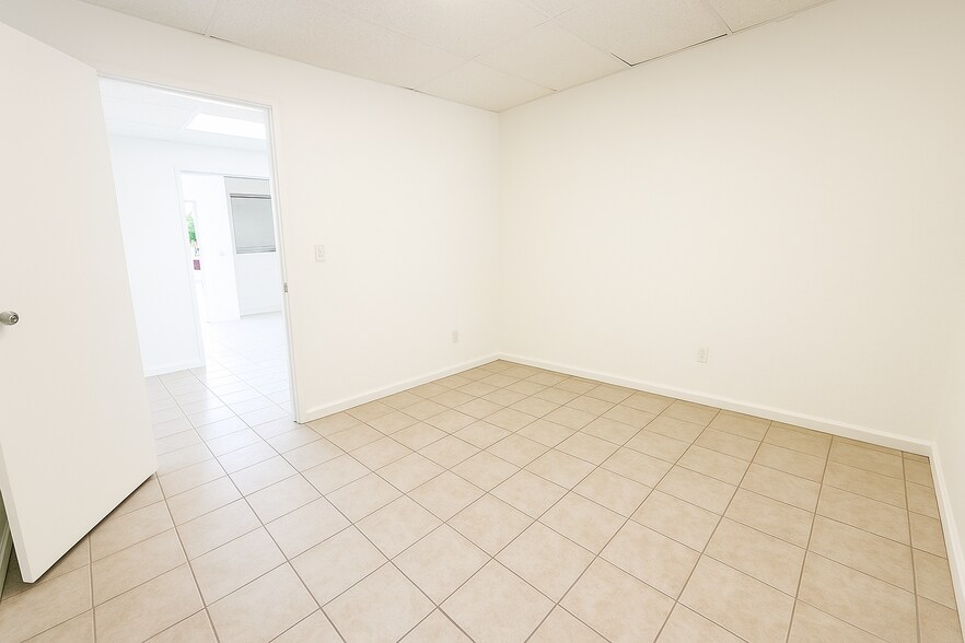 More Photos Of 2700-2724 W Osborn Rd, Phoenix Service For Lease