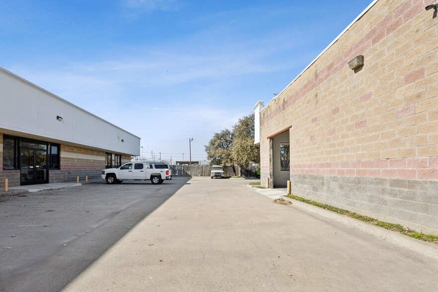 More Photos Of 2020 W Northwest Hwy, Dallas Freestanding For Sale