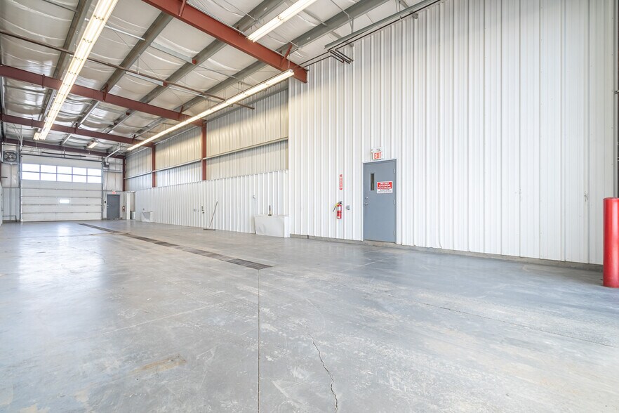 More Photos Of 4807 40 Av, Lloydminster Warehouse For Lease